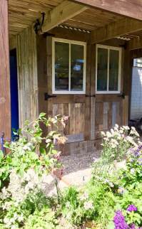 1001pallets.com-potting-shed-makeover-with-recycled-pallets-9